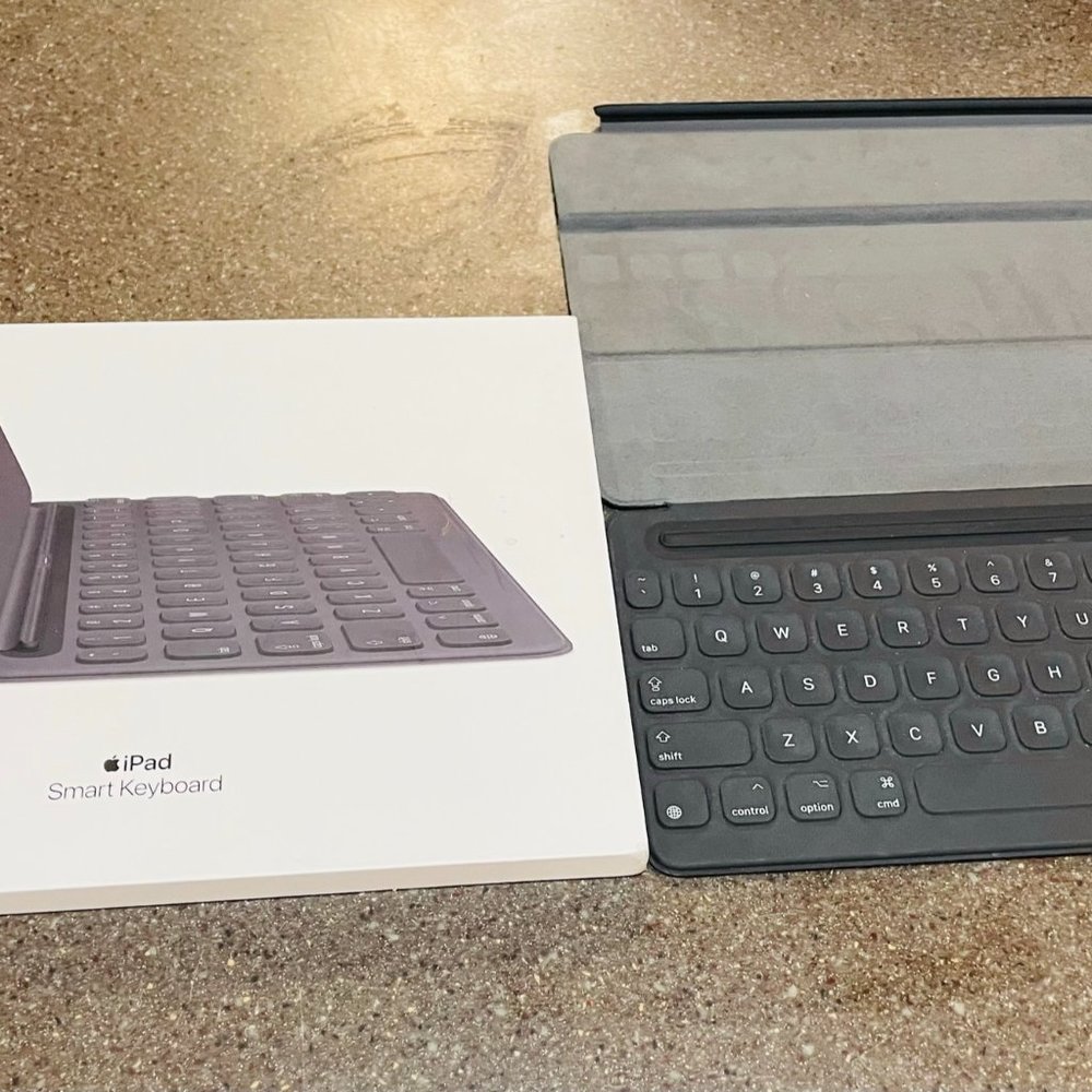 Apple Smart Keyboard Model A1829 - Picture 4 of 8